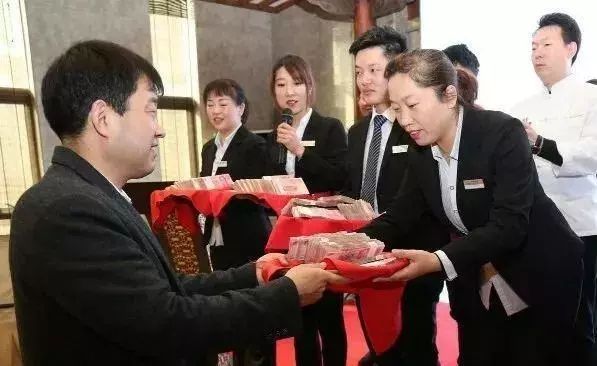 塑料包裝廠發(fā)年終獎，總監(jiān)36萬、主任12萬、員工680，第二天車間就沒人干活了-上海國際軟包裝展覽會