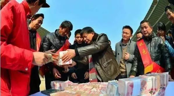 塑料包裝廠發(fā)年終獎，總監(jiān)36萬、主任12萬、員工680，第二天車間就沒人干活了-上海國際軟包裝展覽會