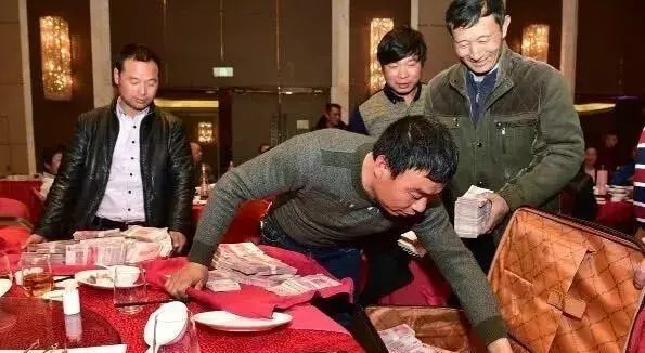 塑料包裝廠發(fā)年終獎，總監(jiān)36萬、主任12萬、員工680，第二天車間就沒人干活了-上海國際軟包裝展覽會